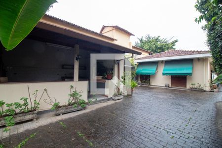 Casa à venda com 200m², 3 quartos e 6 vagasChurrasqueira