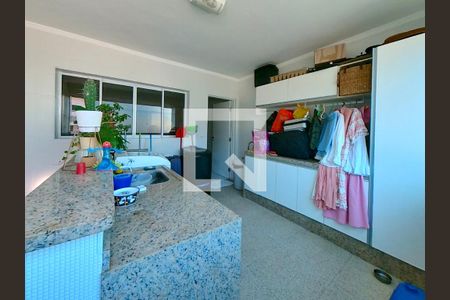 Casa à venda com 570m², 3 quartos e 5 vagas Casa à venda com 570m², 3 quartos e 5 vagasLavanderia