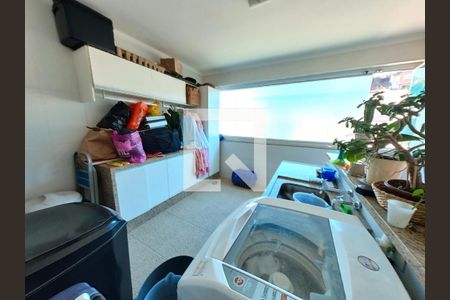 Casa à venda com 570m², 3 quartos e 5 vagas Casa à venda com 570m², 3 quartos e 5 vagasLavanderia