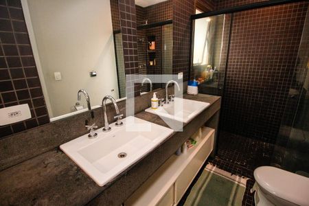 Apartamento à venda com 340m², 5 quartos e 4 vagasBanheiro da Suíte 1