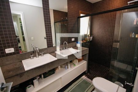 Apartamento à venda com 340m², 5 quartos e 4 vagasBanheiro da Suíte 1