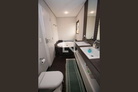 Apartamento à venda com 340m², 5 quartos e 4 vagasBanheiro da Suíte 1