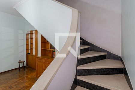 Casa à venda com 150m², 3 quartos e 2 vagas Casa à venda com 150m², 3 quartos e 2 vagasEscadas