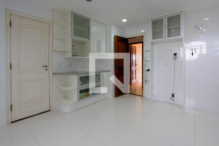 Apartamento à venda com 225m², 4 quartos e 3 vagas Apartamento à venda com 225m², 4 quartos e 3 vagasCozinha