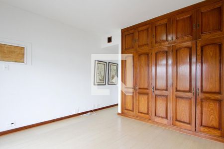 Apartamento à venda com 225m², 4 quartos e 3 vagas Apartamento à venda com 225m², 4 quartos e 3 vagasQuatro 1 suíte