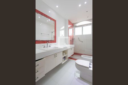 Apartamento à venda com 225m², 4 quartos e 3 vagas Apartamento à venda com 225m², 4 quartos e 3 vagasBanheiro Quatro 1 suíte