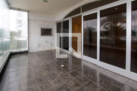 Apartamento à venda com 225m², 4 quartos e 3 vagas Apartamento à venda com 225m², 4 quartos e 3 vagasVaranda