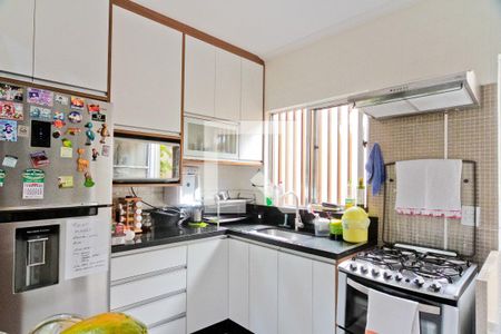 Casa à venda com 305m², 2 quartos e 2 vagas Casa à venda com 305m², 2 quartos e 2 vagasCozinha