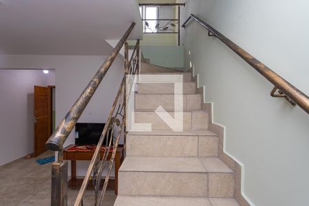 Casa à venda com 200m², 4 quartos e 2 vagas Casa à venda com 200m², 4 quartos e 2 vagasCasa 1 Escada