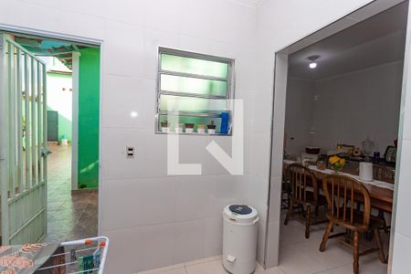 Casa à venda com 200m², 4 quartos e 2 vagas Casa à venda com 200m², 4 quartos e 2 vagasCasa 2 - área de serviço