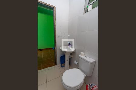 Casa à venda com 200m², 4 quartos e 2 vagas Casa à venda com 200m², 4 quartos e 2 vagasEdícula - banheiro