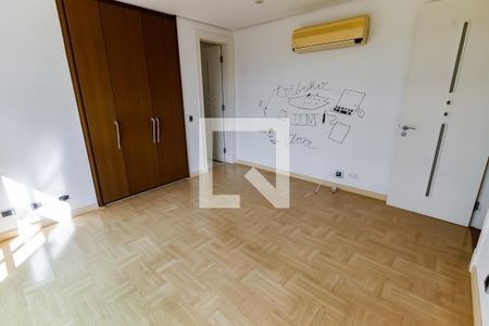 Casa de condomínio à venda com 518m², 4 quartos e 8 vagas Casa de condomínio à venda com 518m², 4 quartos e 8 vagasSuíte 3