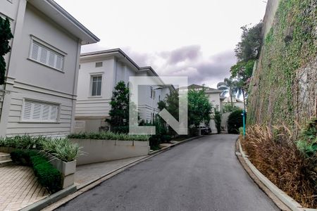 Casa de condomínio à venda com 518m², 4 quartos e 8 vagas Casa de condomínio à venda com 518m², 4 quartos e 8 vagasÁrea comum