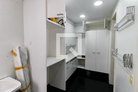 Casa de condomínio à venda com 518m², 4 quartos e 8 vagas Casa de condomínio à venda com 518m², 4 quartos e 8 vagasÁrea de Serviço
