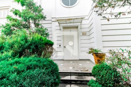 Casa de condomínio à venda com 518m², 4 quartos e 8 vagas Casa de condomínio à venda com 518m², 4 quartos e 8 vagasEntrada