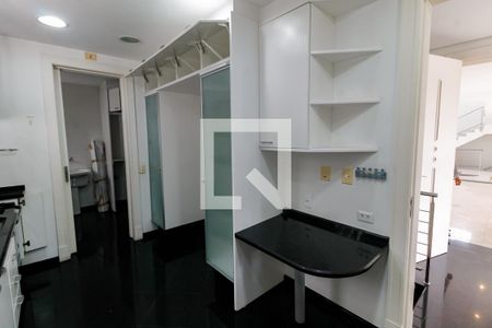 Casa de condomínio à venda com 518m², 4 quartos e 8 vagas Casa de condomínio à venda com 518m², 4 quartos e 8 vagasCozinha - Armários