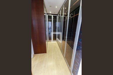 Casa de condomínio à venda com 518m², 4 quartos e 8 vagas Casa de condomínio à venda com 518m², 4 quartos e 8 vagasCloset da suíte 1