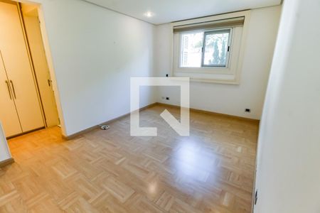 Casa de condomínio à venda com 518m², 4 quartos e 8 vagas Casa de condomínio à venda com 518m², 4 quartos e 8 vagasSuíte 4