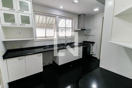 Casa de condomínio à venda com 518m², 4 quartos e 8 vagas Casa de condomínio à venda com 518m², 4 quartos e 8 vagasCozinha - Armários