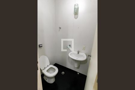 Casa de condomínio à venda com 518m², 4 quartos e 8 vagas Casa de condomínio à venda com 518m², 4 quartos e 8 vagasBanheiro de serviço