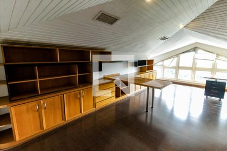 Casa de condomínio à venda com 518m², 4 quartos e 8 vagas Casa de condomínio à venda com 518m², 4 quartos e 8 vagasSótão - detalhes