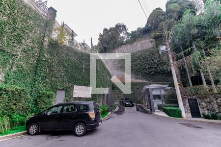 Casa de condomínio à venda com 518m², 4 quartos e 8 vagas Casa de condomínio à venda com 518m², 4 quartos e 8 vagasEntrada Condomínio