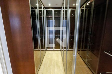 Casa de condomínio à venda com 518m², 4 quartos e 8 vagas Casa de condomínio à venda com 518m², 4 quartos e 8 vagasCloset da suíte 1