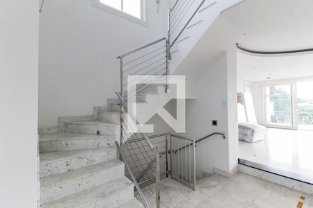 Casa de condomínio à venda com 518m², 4 quartos e 8 vagas Casa de condomínio à venda com 518m², 4 quartos e 8 vagasEscada acesso Suítes