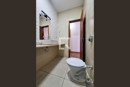 Casa para alugar com 450m², 5 quartos e 4 vagasBanheiro da Suíte 1
