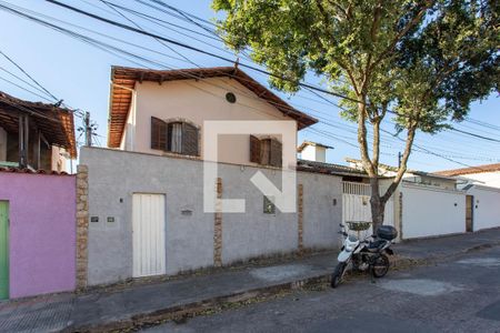 Casa à venda com 260m², 4 quartos e sem vagaFachada