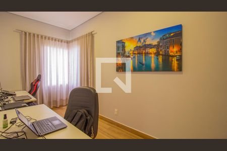 Casa de condomínio à venda com 1000m², 3 quartos e 4 vagasEscritório