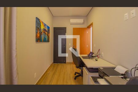 Casa de condomínio à venda com 1000m², 3 quartos e 4 vagasEscritório