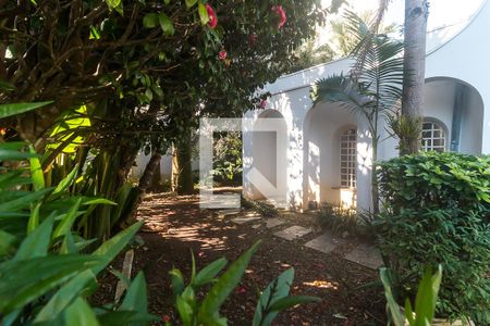 Casa para alugar com 450m², 4 quartos e 6 vagas Casa para alugar com 450m², 4 quartos e 6 vagasEntrada/Jardim