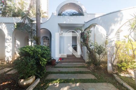 Casa para alugar com 450m², 4 quartos e 6 vagas Casa para alugar com 450m², 4 quartos e 6 vagasEntrada/Jardim