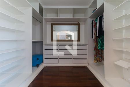 Casa para alugar com 450m², 4 quartos e 6 vagas Casa para alugar com 450m², 4 quartos e 6 vagasCloset