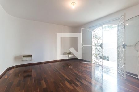 Casa para alugar com 450m², 4 quartos e 6 vagas Casa para alugar com 450m², 4 quartos e 6 vagasQuarto 3 - Suíte