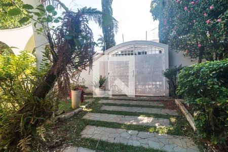 Casa para alugar com 450m², 4 quartos e 6 vagas Casa para alugar com 450m², 4 quartos e 6 vagasEntrada/Jardim