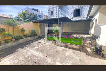 Casa à venda com 214m², 5 quartos e 10 vagas Casa à venda com 214m², 5 quartos e 10 vagasÁrea comum