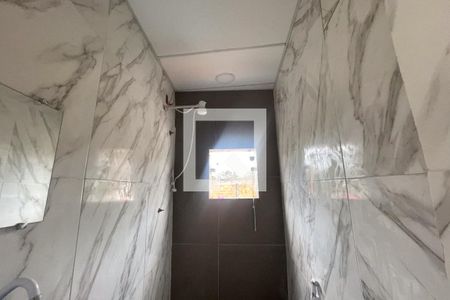 Banheiro de kitnet/studio para alugar com 1 quarto, 25m² em Jardim Primavera, Duque de Caxias