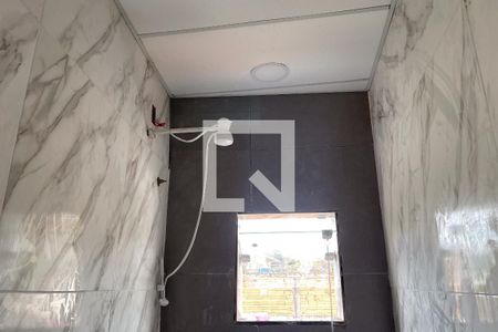 Banheiro de kitnet/studio para alugar com 1 quarto, 25m² em Jardim Primavera, Duque de Caxias