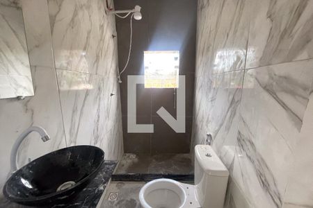 Banheiro de kitnet/studio para alugar com 1 quarto, 25m² em Jardim Primavera, Duque de Caxias