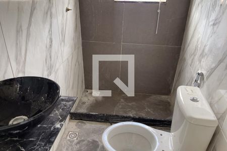 Banheiro de kitnet/studio para alugar com 1 quarto, 25m² em Jardim Primavera, Duque de Caxias