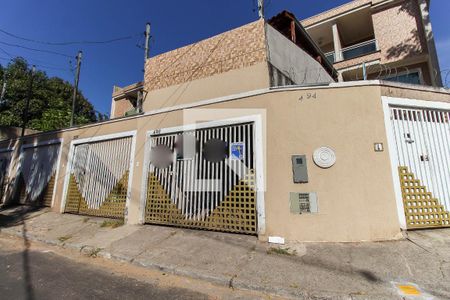 Casa à venda com 108m², 2 quartos e 2 vagas Casa à venda com 108m², 2 quartos e 2 vagasFachada