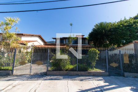 Casa à venda com 295m², 6 quartos e 2 vagasFachada