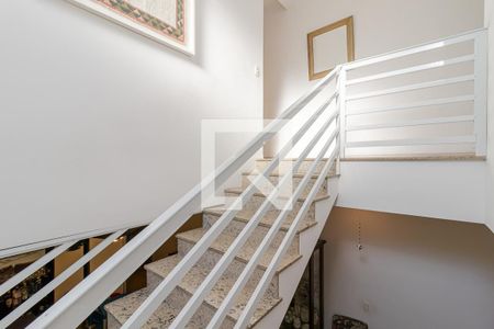 Casa à venda com 230m², 4 quartos e 4 vagas Casa à venda com 230m², 4 quartos e 4 vagasEscadas