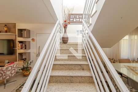 Casa à venda com 230m², 4 quartos e 4 vagas Casa à venda com 230m², 4 quartos e 4 vagasEscadas