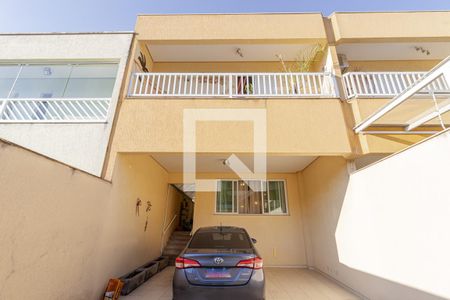 Casa à venda com 230m², 4 quartos e 4 vagas Casa à venda com 230m², 4 quartos e 4 vagasFachada