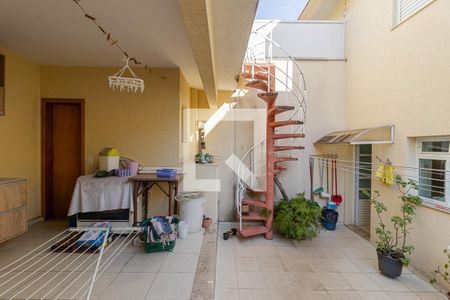 Casa à venda com 230m², 4 quartos e 4 vagas Casa à venda com 230m², 4 quartos e 4 vagasQuintal