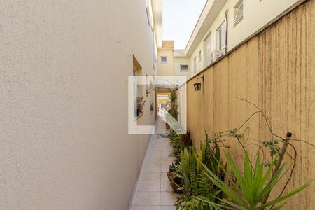 Casa à venda com 230m², 4 quartos e 4 vagas Casa à venda com 230m², 4 quartos e 4 vagasCorredor Lateral