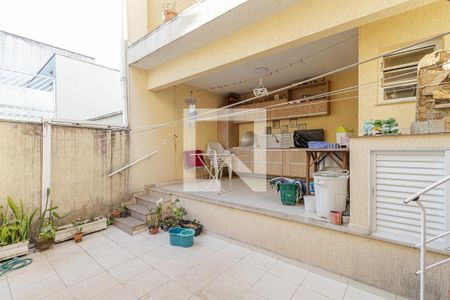 Casa à venda com 230m², 4 quartos e 4 vagas Casa à venda com 230m², 4 quartos e 4 vagasQuintal